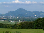 Feldkirchen mit Salzburg im Hintergrund